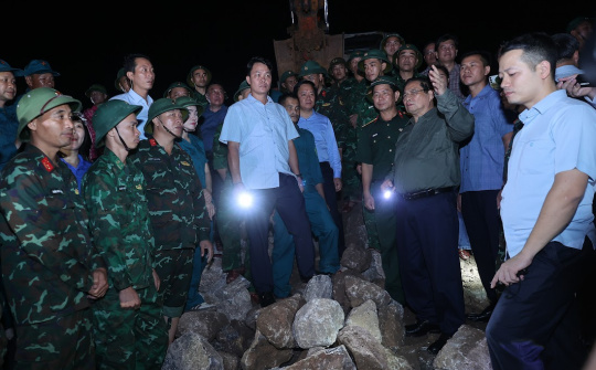 Thủ tướng viếng những người thiệt mạng, thăm hỏi người dân bị thiệt hại do lốc xoáy tại Ninh Bình