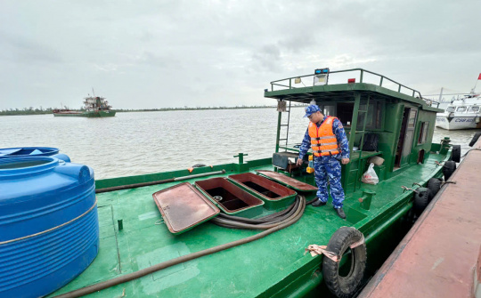 Phát hiện, tạm giữ tàu vận chuyển 10.000 lít dầu DO không rõ nguồn gốc