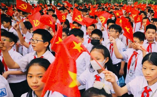 Bộ Chính trị quyết định miễn học phí cho học sinh từ mầm non đến hết THPT công lập