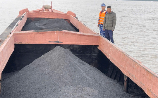 Cảnh sát biển tạm giữ tàu than lậu vùng giáp ranh Đông Bắc