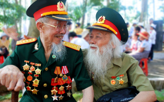 Chăm lo người có công nhân dịp 51 năm Ngày Giải phóng miền Nam