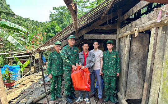 Biên phòng Trà Lĩnh khẩn trương giúp dân khắc phục nhà ở vượt qua giông lốc