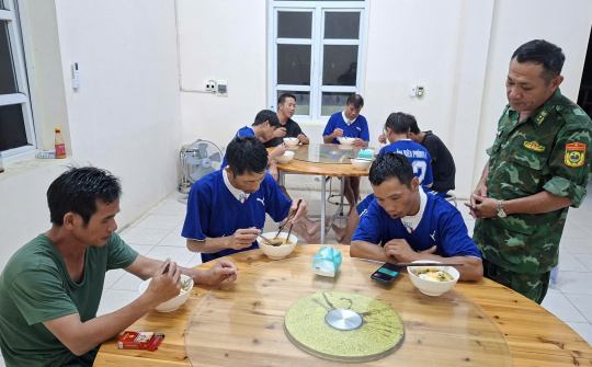 Kịp thời cứu sống 9 ngư dân gặp nạn giữa đêm trên vùng biển Đảo Trần