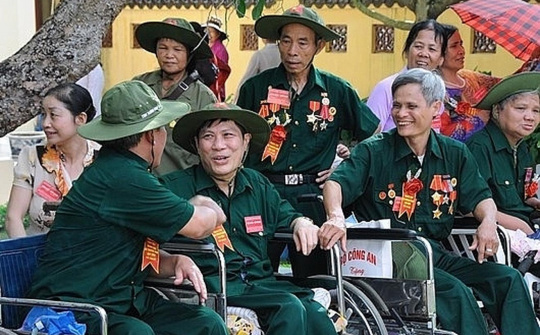 Tặng quà cho người có công với cách mạng nhân dịp kỷ niệm 79 năm ngày Thương binh - Liệt sĩ