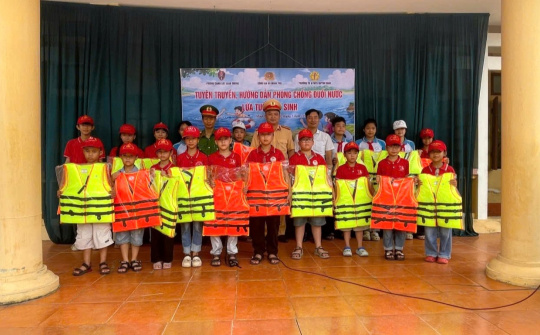 Hưng Yên: CSGT đường thủy Bến Hiệp đồng hành cùng học sinh phòng chống đuối nước