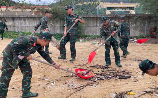Tuổi trẻ đảo Trần chung tay làm sạch biển, thu gom hơn 5 tấn rác thải