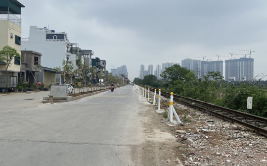 La Phù (Hà Nội): Ngang nhiên làm đường bê tông trên hành lang đường sắt