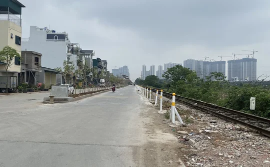 La Phù (Hà Nội): Ngang nhiên làm đường bê tông trên hành lang đường sắt