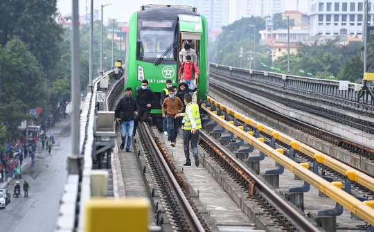 Tàu Cát Linh – Hà Đông đột ngột dừng trong mưa dông