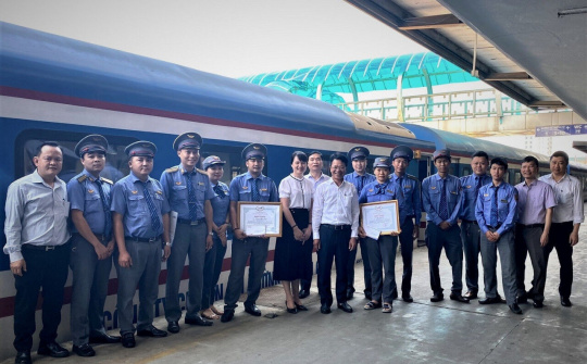 Khen thưởng nhân viên tàu hoả hỗ trợ khách sinh con