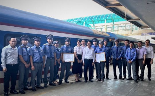 Khen thưởng nhân viên tàu hoả hỗ trợ khách sinh con