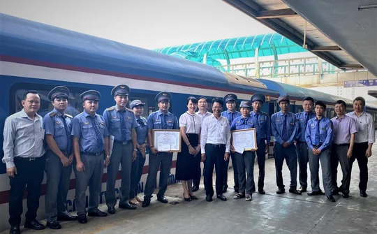 Khen thưởng nhân viên tàu hoả hỗ trợ khách sinh con