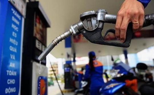 Giá xăng tiếp tục giảm 3.600 đồng mỗi lít