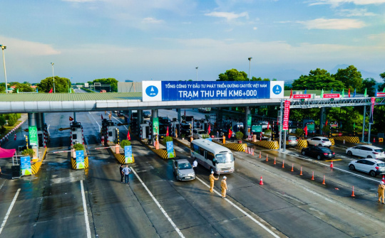 Chùm ảnh Cao tốc Nội Bài - Lào Cai trong ngày đầu chỉ thu phí không dừng
