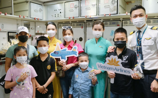 Vietnam Airlines tặng quà hành khách nhí nhân ngày Quốc tế Thiếu nhi