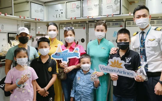 Vietnam Airlines tặng quà hành khách nhí nhân ngày Quốc tế Thiếu nhi