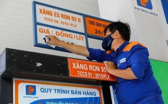 Giá xăng lập kỷ lục mới, vượt ngưỡng 32.000 đồng/lít