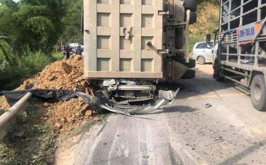 Phó thủ tướng chỉ đạo khẩn vụ xe tải lật nghiêng khiến 3 người tử vong