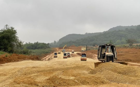 Thủ tướng Phạm Minh Chính chỉ đạo xử lý nguy cơ thiếu cát thi công cao tốc
