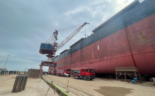 Quảng Ninh: Tàu biển đang sửa chữa phát nổ khiến 8 công nhân bị thương