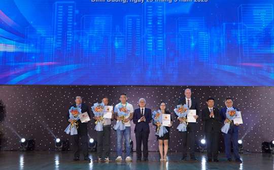 Bình Dương: Trao giấy phép đầu tư hàng trăm triệu USD cho 6 doanh nghiệp