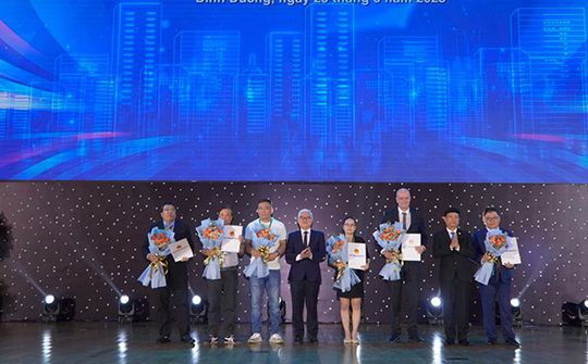 Bình Dương: Trao giấy phép đầu tư hàng trăm triệu USD cho 6 doanh nghiệp