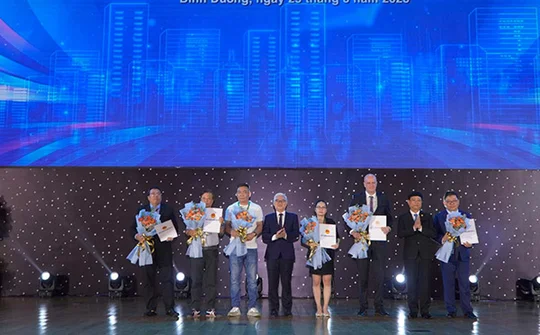 Bình Dương: Trao giấy phép đầu tư hàng trăm triệu USD cho 6 doanh nghiệp