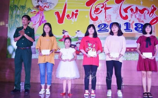 Thousands of mid-autumn festival gifts presented to disadvantaged children