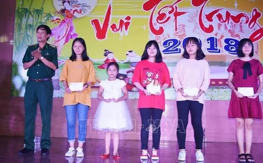Thousands of mid-autumn festival gifts presented to disadvantaged children