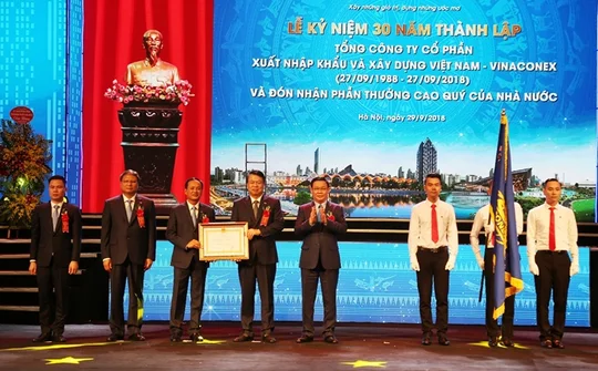 Vinaconex receives Labour Order on its 30th founding anniversary