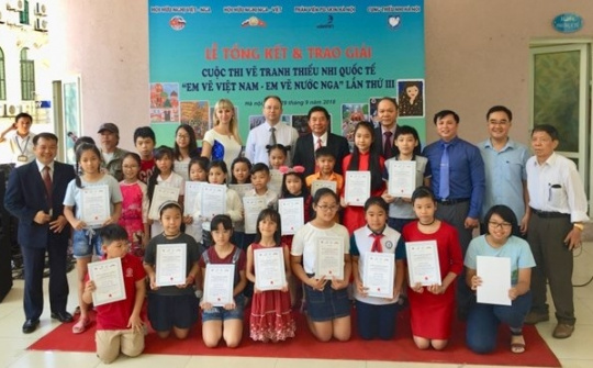 Winners of Vietnam-Russia painting contest honoured