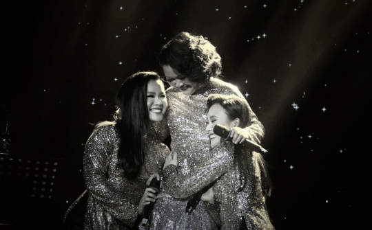 Phương Vy Idol 'dụ' cả gia đình lên sân khấu trong liveshow kỷ niệm 10 năm ca hát