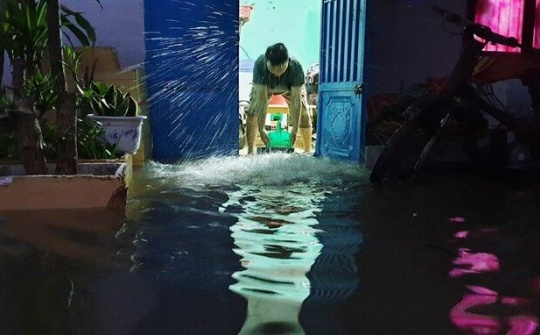 Người dân TP.HCM chật vật trong những ngày triều cường dâng cao