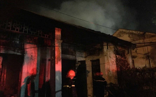 Nghệ An: Khu tập thể cũ thành phố Vinh bốc cháy dữ dội 