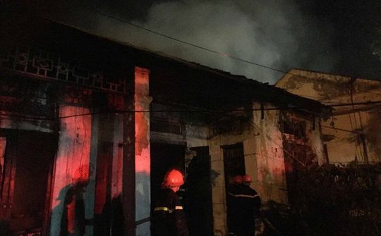 Nghệ An: Khu tập thể cũ thành phố Vinh bốc cháy dữ dội 