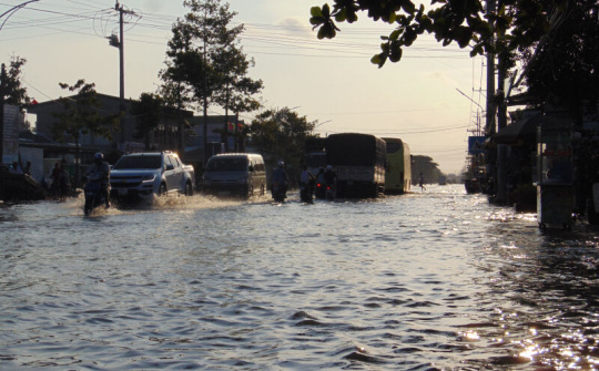 Triều cường dâng cao đột ngột, QL1 qua Bạc Liêu bị ngập nặng