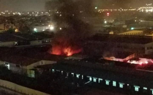 Xưởng sản xuất đồ chơi trẻ em tại Hà Nội cháy lớn trong đêm