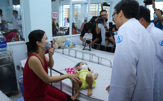 Phó Thủ tướng Vũ Đức Đam thị sát công tác chống dịch tay chân miệng, sởi tại TP. HCM