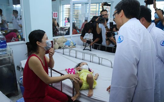Phó Thủ tướng Vũ Đức Đam thị sát công tác chống dịch tay chân miệng, sởi tại TP. HCM