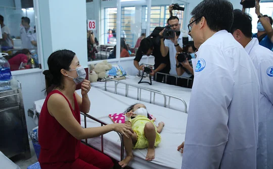 Phó Thủ tướng Vũ Đức Đam thị sát công tác chống dịch tay chân miệng, sởi tại TP. HCM