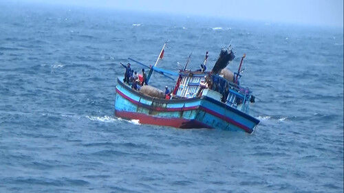 Cứu sống 44 ngư dân bị chìm tàu ở Trường Sa