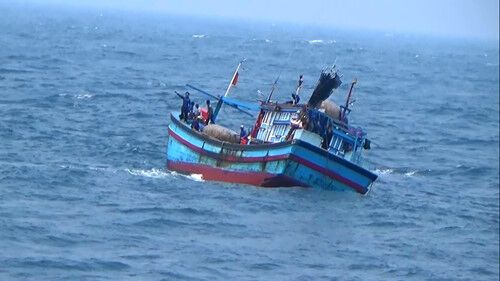 Cứu sống 44 ngư dân bị chìm tàu ở Trường Sa