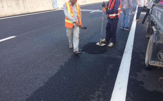 Khẩn trương khắc phục tình trạng hư hỏng mặt đường cao tốc Đà Nẵng - Quảng Ngãi