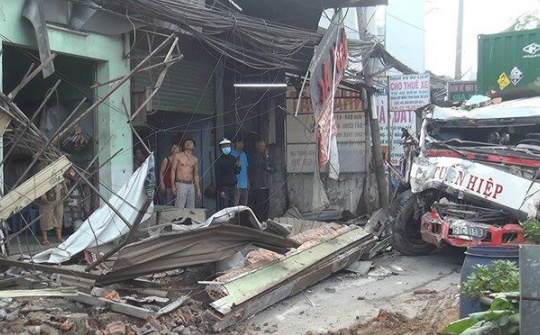 Xe container mất lái, tông liên tiếp 6 nhà dân ở Bình Chánh