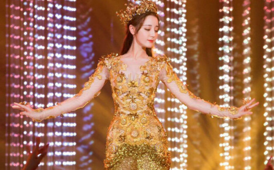 Địch Lệ Nhiệt Ba toả sáng làm Nữ thần Kim Ưng bất chấp tranh cãi