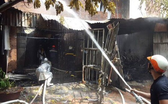 Hà Nội: Xưởng sản xuất sofa cháy lớn lan sang 2 nhà dân