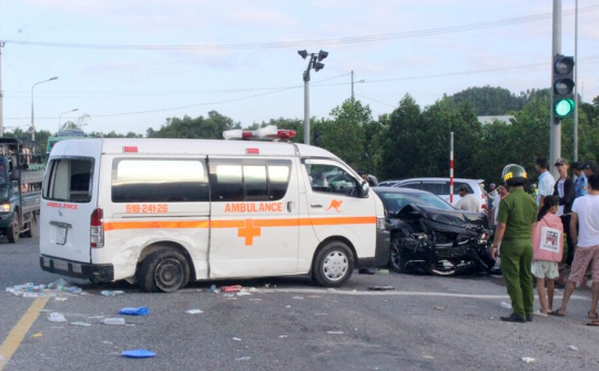 Gặp tai nạn, nữ y tá văng khỏi cửa xe cấp cứu