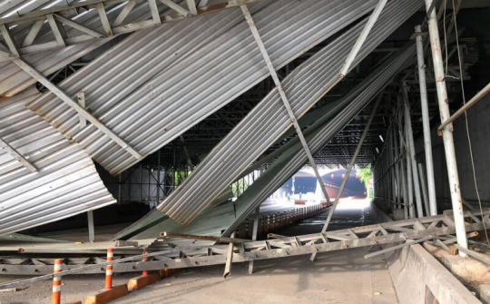 TPHCM: Đà giáo thi công cầu vượt qua Hầm Thủ Thiêm bị ô tô tông sập, giao thông tê liệt