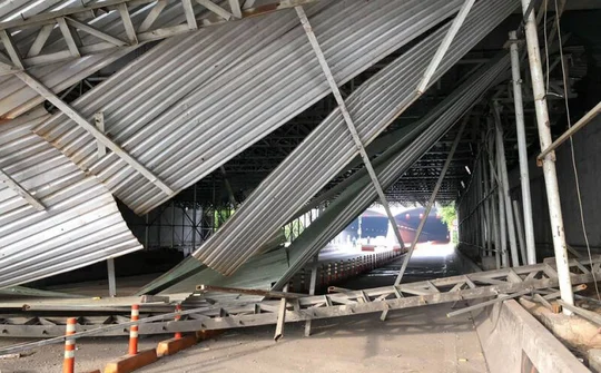 TPHCM: Đà giáo thi công cầu vượt qua Hầm Thủ Thiêm bị ô tô tông sập, giao thông tê liệt