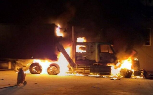 Xe container bốc cháy dữ dội ngay bãi đỗ xe cây xăng